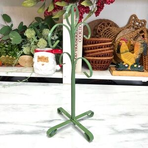 Elegant Green Mug Holder